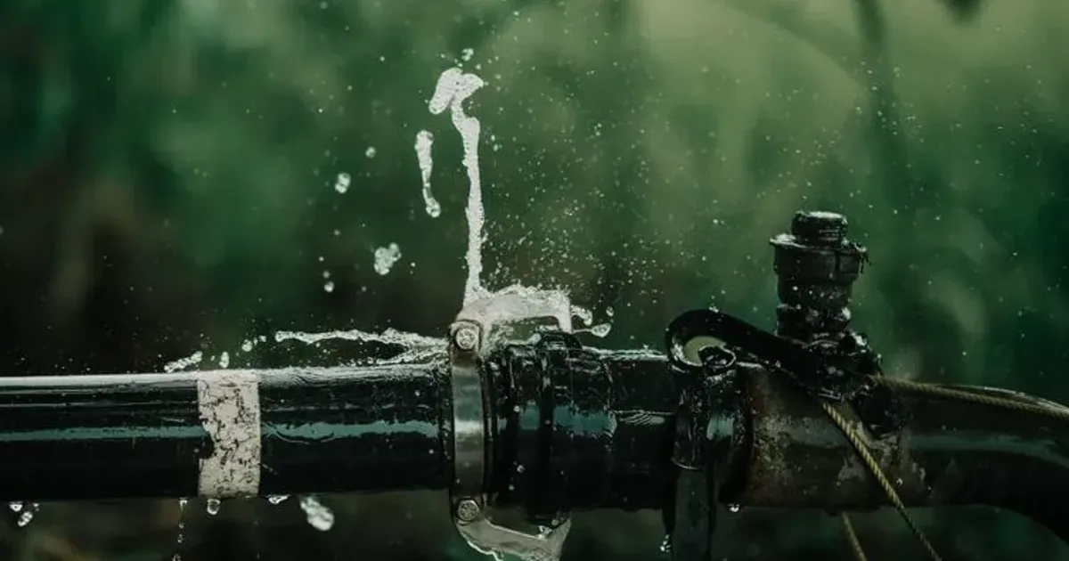 Water spraying from a split pipe joint
